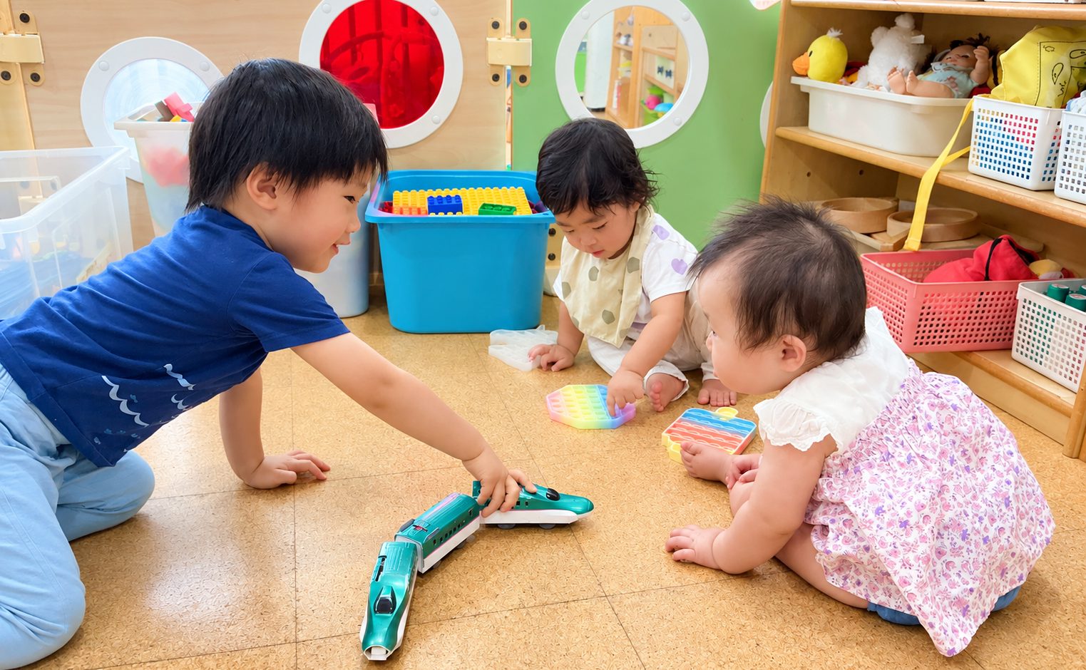 室内で遊ぶ子どもたち