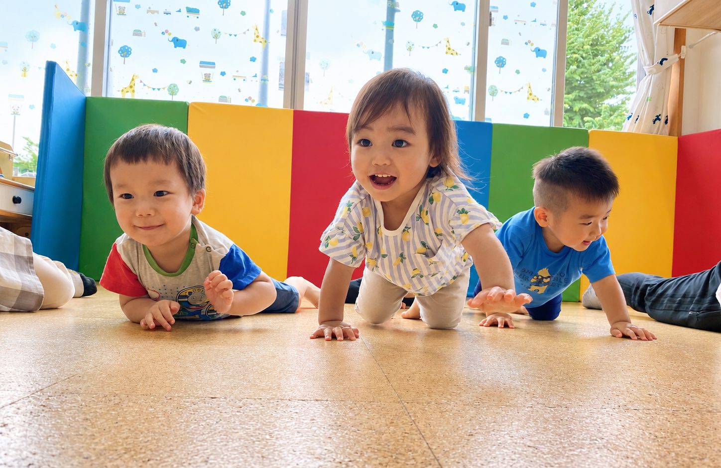 室内で遊ぶ子どもたち