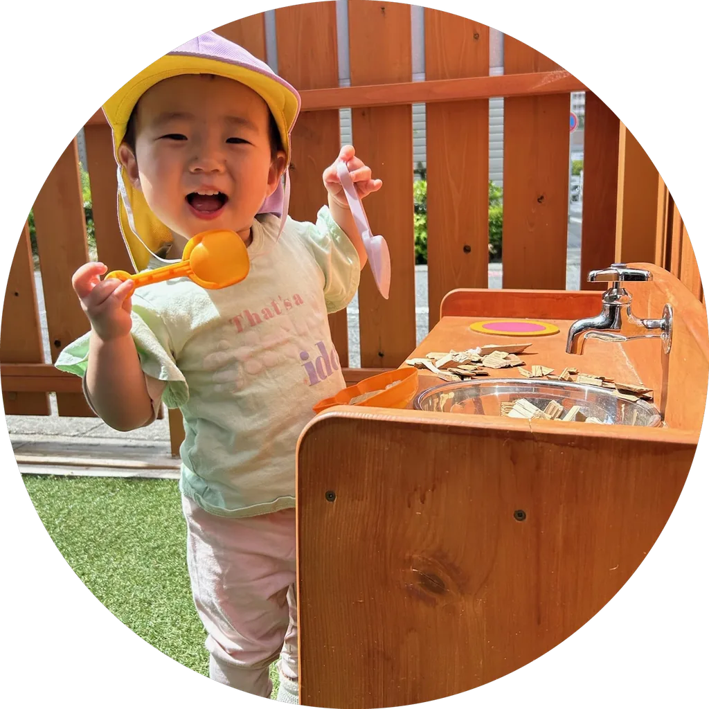 屋外で笑顔を見せる子ども
